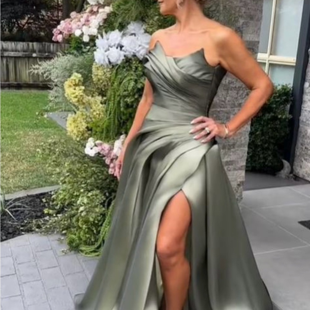 Elegant Cowl Neck Pleated High Split A-Line
Sweep Train Satin Evening Dress